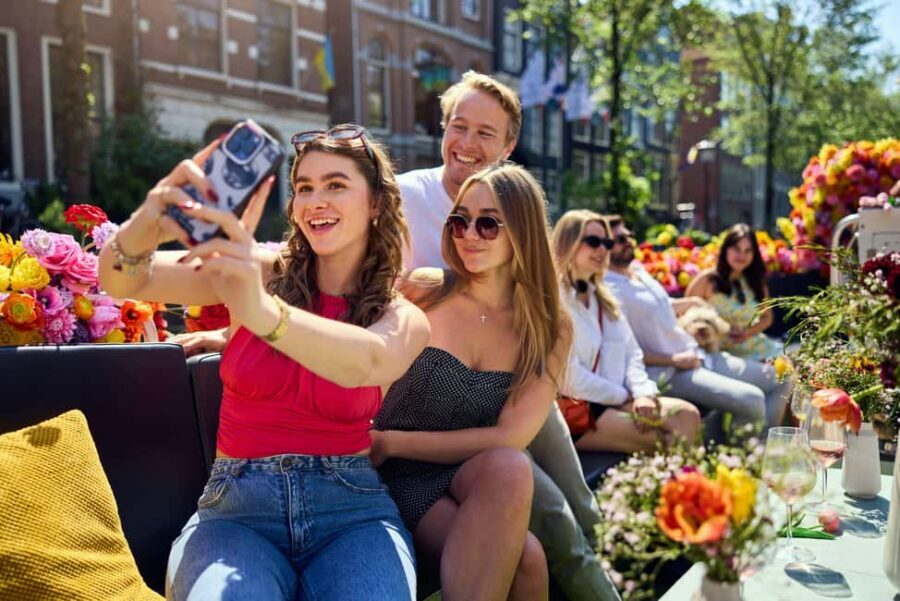 Amsterdam: The Original Flower Boat with Local Guide and Bar - Flowers, tulips, and the stories that make the ride stick