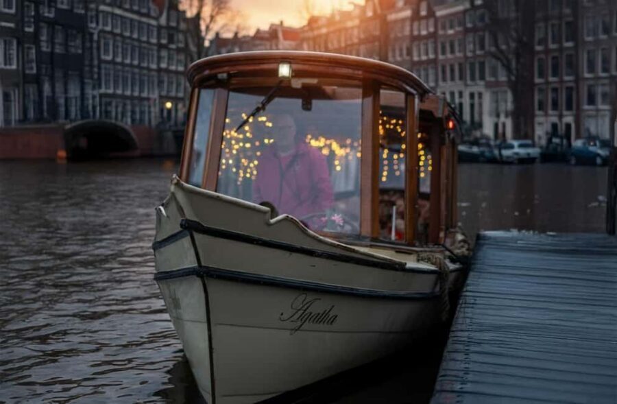 Amsterdam:1.5-Hour Canal Cruise local Guide, Drinks & Snacks - Open electric boat: the comfort trade-off you should plan for