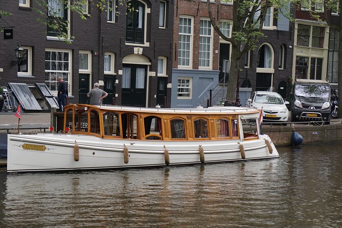 Eating Amsterdam: Food Tour & Canals Cruise - Stop 3: Organic Gouda at Café De Poort