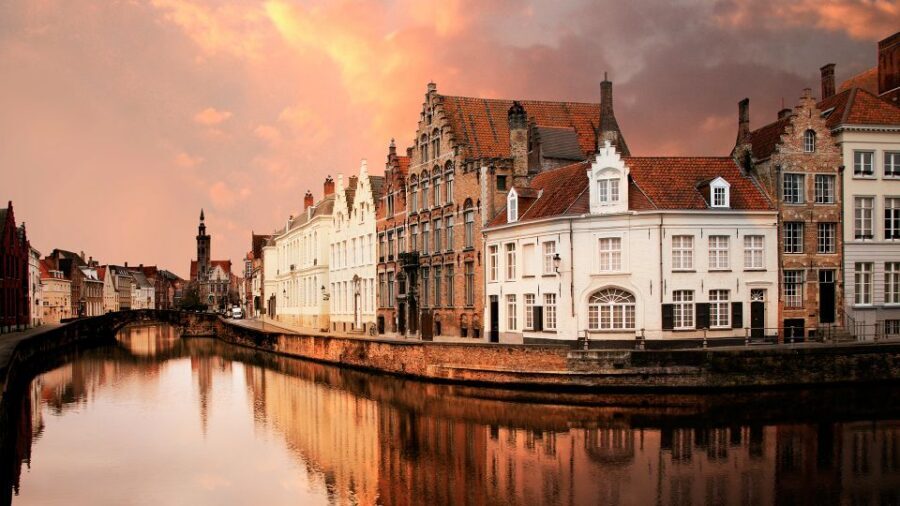 From Amsterdam: Bruges Day Trip in Spanish with Boat Option - The guided walk through Bruges: Lake of Love to the Grote Markt