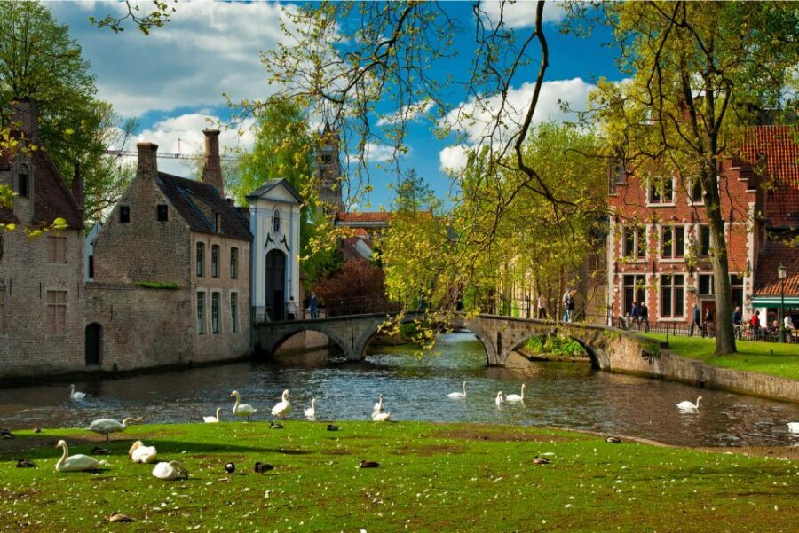 From Amsterdam: Bruges Day Trip in Spanish with Boat Option - Chocolate and lace: why the included stop matters