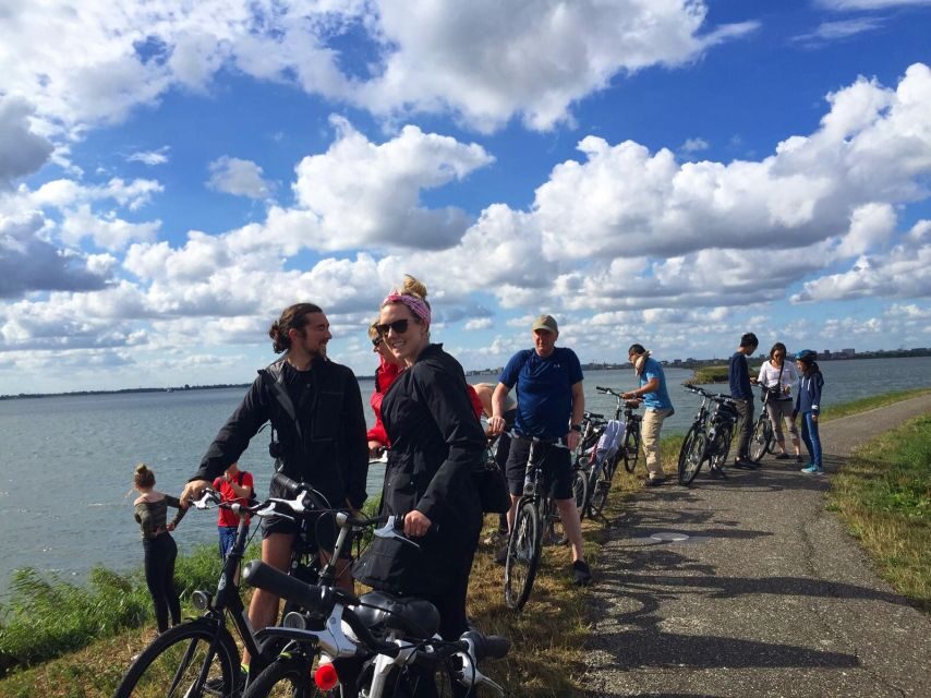 From Amsterdam: Countryside Bike Tour - Bikes, group size, and ride comfort on flat ground
