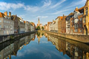 From Amsterdam: Day Trip to Bruges in Spanish or English - First stop: Minnewater, Lake of Love, and Bruges’ favorite legend