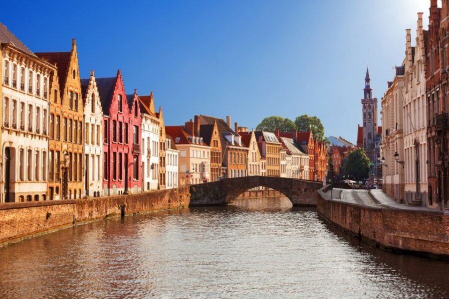 From Amsterdam: Day Trip to Bruges in Spanish or English - Brug Square and Town Hall: history you can read with your feet