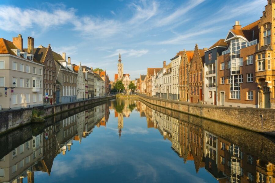 From Amsterdam: Day Trip to Bruges in Spanish or English - First stop: Minnewater, Lake of Love, and Bruges’ favorite legend