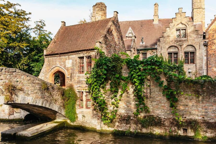 From Amsterdam: Day Trip to the Charming Brussels and Bruges - Food and entry fees: how to budget a realistic day