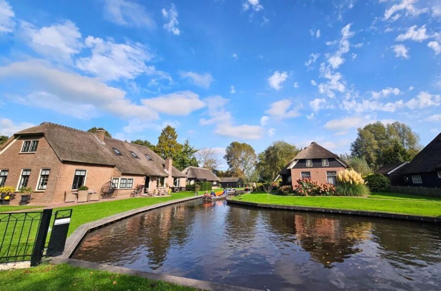From Amsterdam: Giethoorn & Zaanse Schans Tour w/ Small Boat - The Quick IJsselmeer Pass: A Small Pause for Big-Region Sense