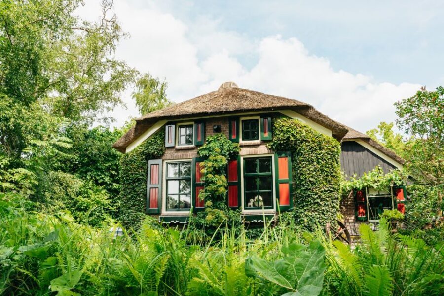 From Amsterdam: Giethoorn & Zaanse Schans Tour w/ Small Boat - Giethoorn Time on Foot: Narrow Paths, Easy Wandering, and Local Pace