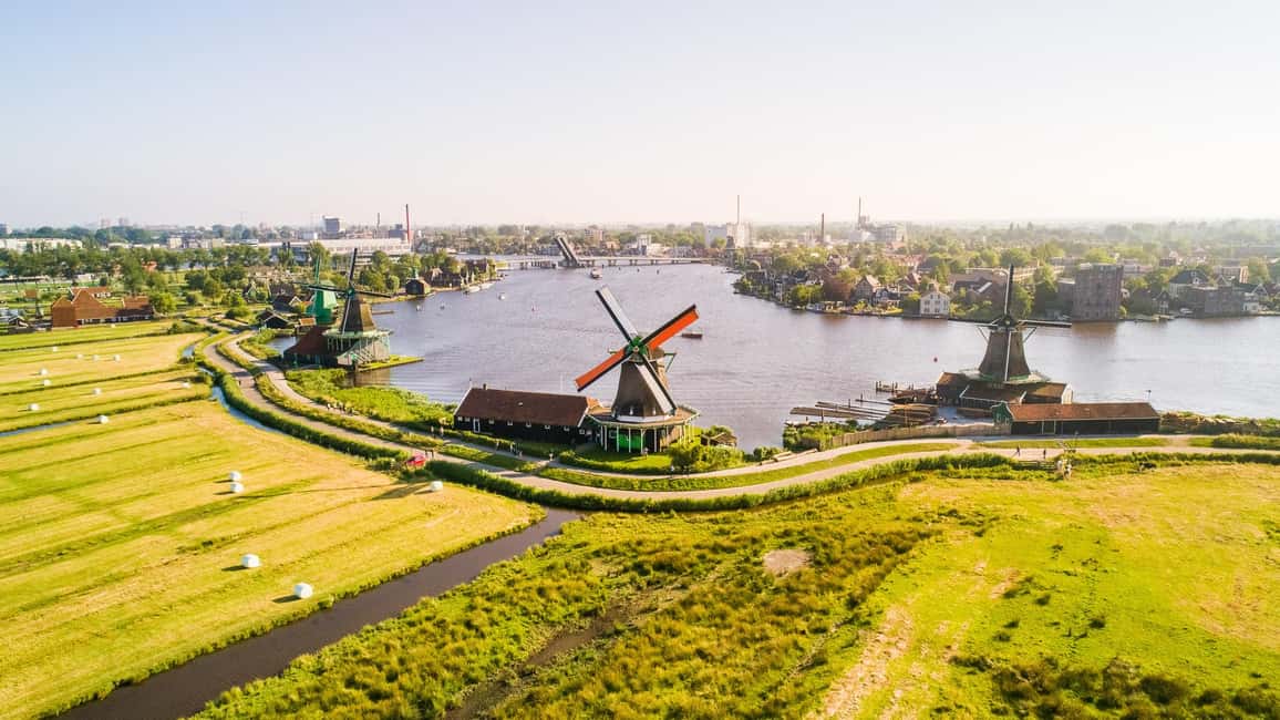 From Amsterdam: Zaanse Schans, Volendam, and Marken Day Trip - Finding the meeting point in Amsterdam Central (and why timing matters)