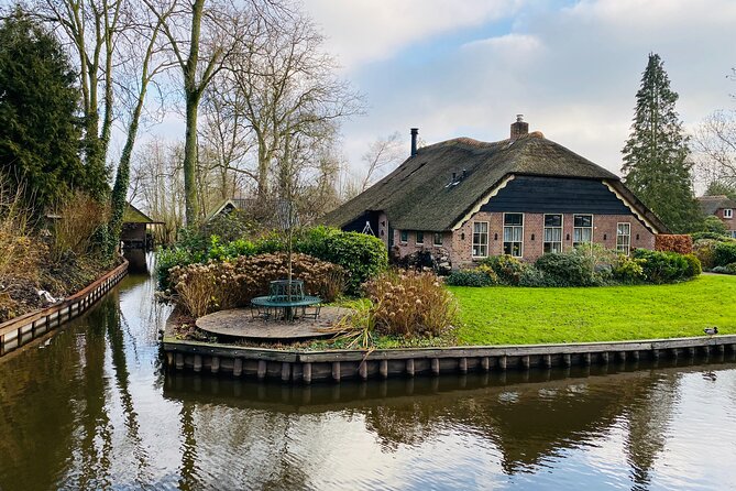 Giethoorn, Afsluitdijk, Zaanse Schans Day Tour Incl Hotel Pick Up - Giethoorn canals: 3–4 hours of Little Venice vibes (with one included cruise)