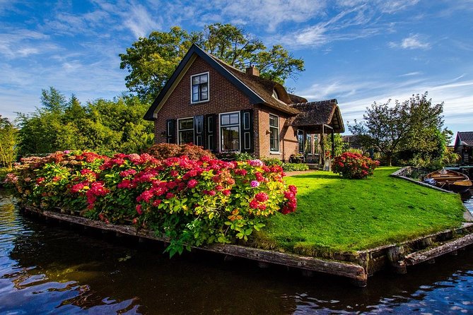 Giethoorn Guided DayTrip from Amsterdam - The ride out: narration that makes the countryside part of the show