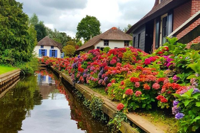 Giethoorn Guided DayTrip from Amsterdam - The 1-hour canal cruise: where the views really pay off
