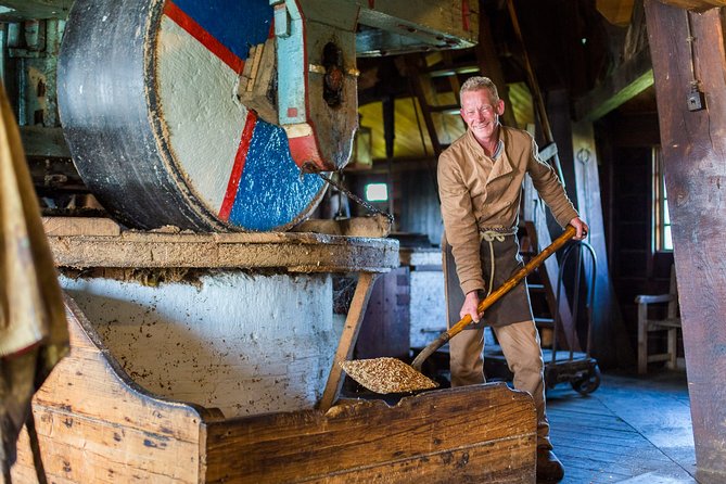 Guided Day Trip - Volendam, Zaanse Schans, Marken & Edam - Volendam: the fisher-town stroll that gives breathing room