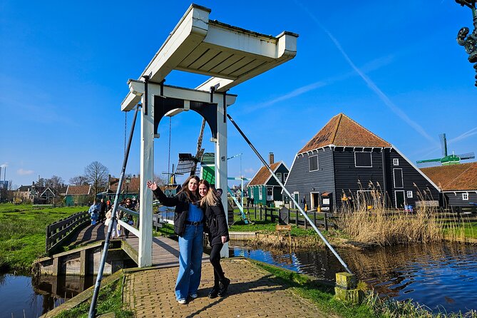 Zaanse Schans and Cheese Tasting Guided Tour from Amsterdam - Kooijman Souvenirs & Clogs: Clog Craft Up Close
